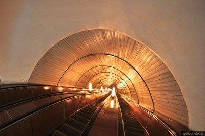 Эскалатор на станции Уральская Екатеринбургского метро фото