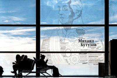 Портрет Кутузова в интерьере терминала аэропорта Платов фото