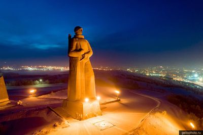 Памятник защитникам Советского Заполярья вечером фото