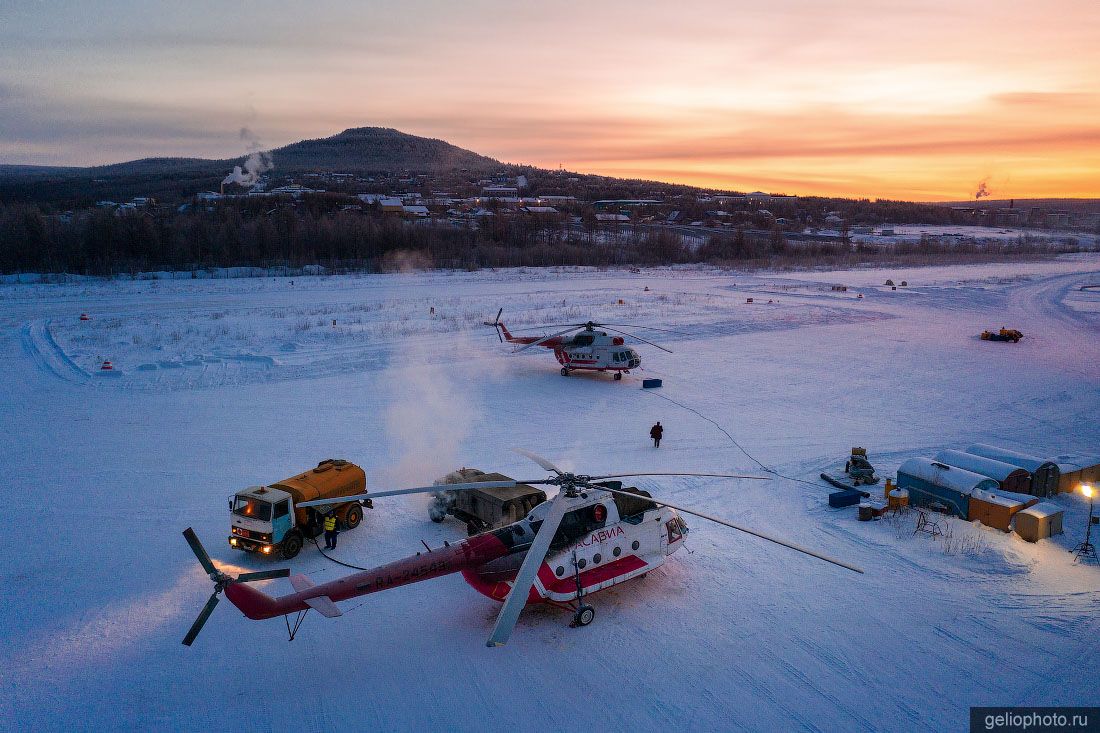 Вертолёты Ми-8 авиакомпании КрасАвиа с высоты фото