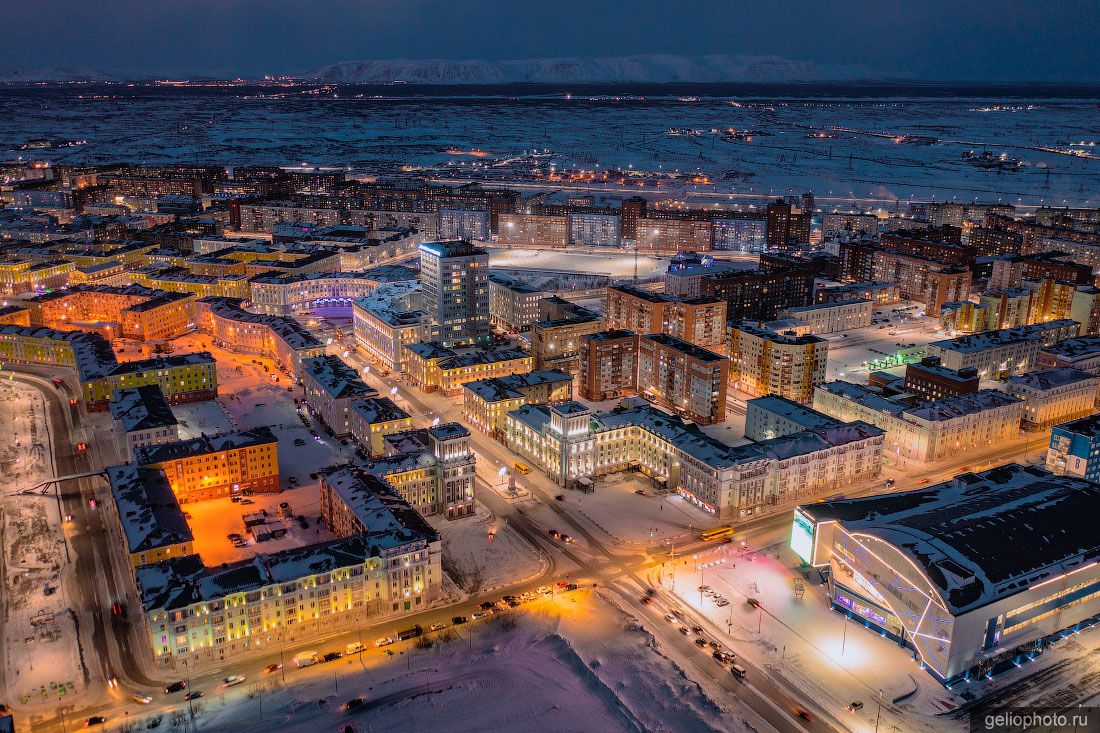 Октябрьская площадь в Норильске с высоты вечером фото
