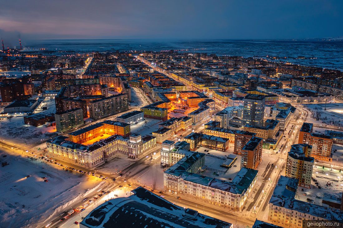 Октябрьская площадь в Норильске зимой с высоты фото