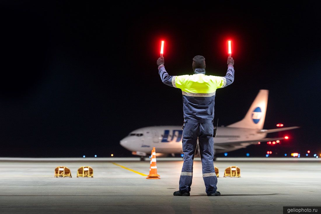 Установка самолёта Utair на стоянку в аэропорту Ростова-на-Дону фото