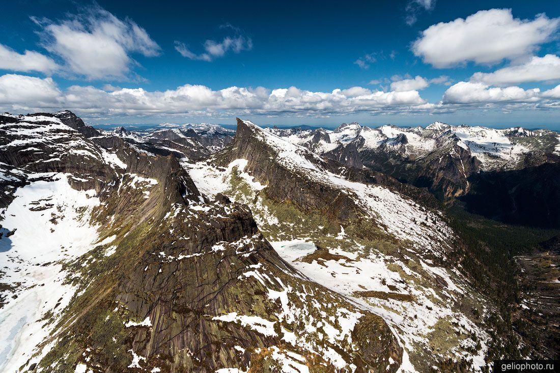 Пик в парке Ергаки с высоты фото