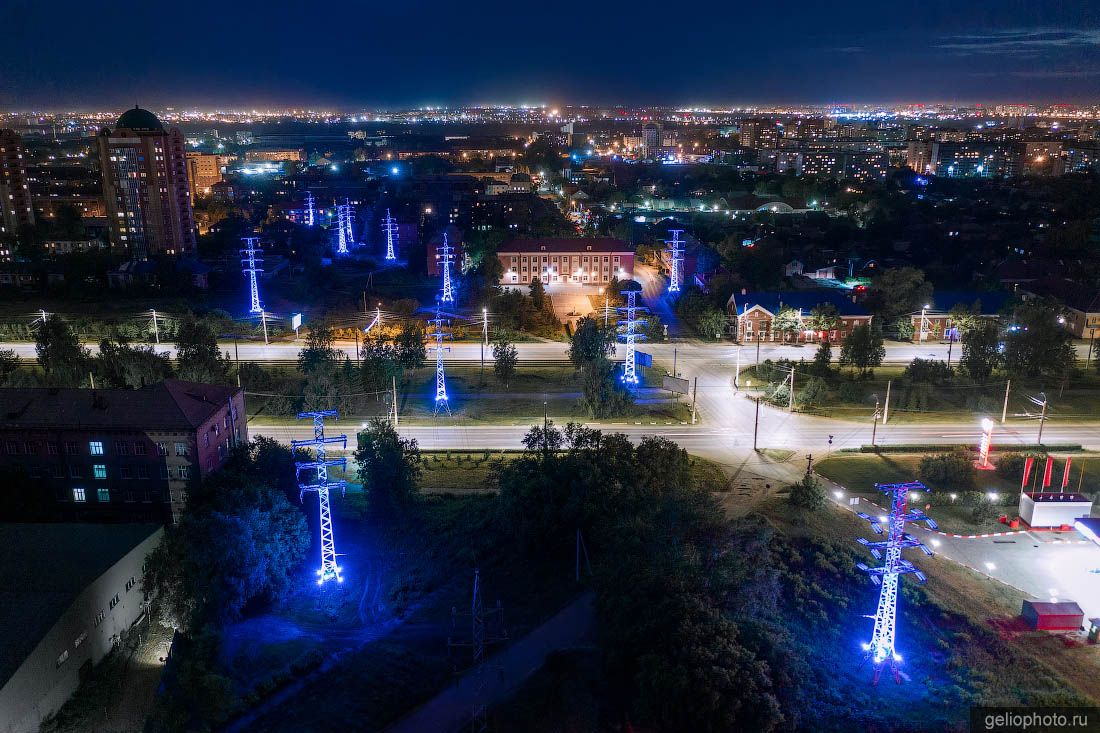 Ночная подсветка ЛЭП на улице Масленникова в Омске фото
