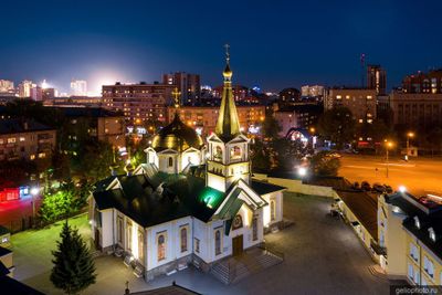 Вознесенский собор в Новосибирске ночью фото