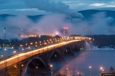 Коммунальный мост в Красноярске вечером фото