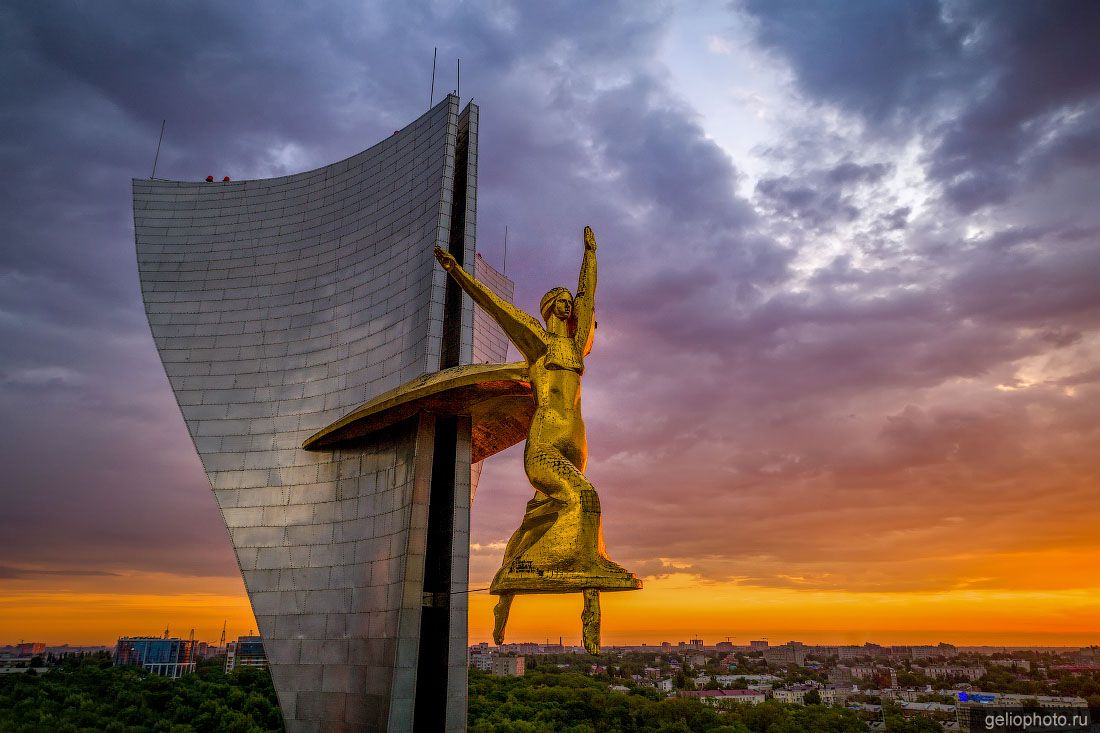 Стела Освободителям Ростова фото