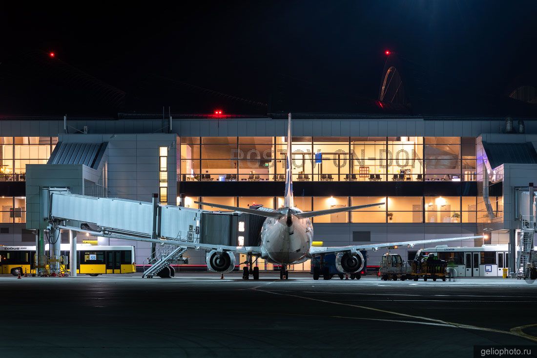 Самолёт на фоне терминала нового аэропорта в Ростове-на-Дону фото