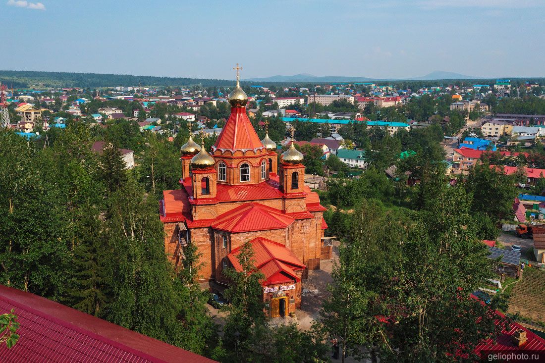 Храм в честь святых Новомучеников в Алдане фото