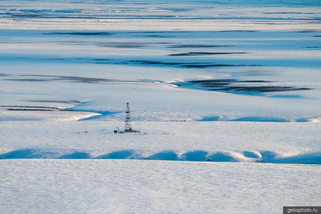 Старая нефтяная вышка в Ненецком АО зимой фото