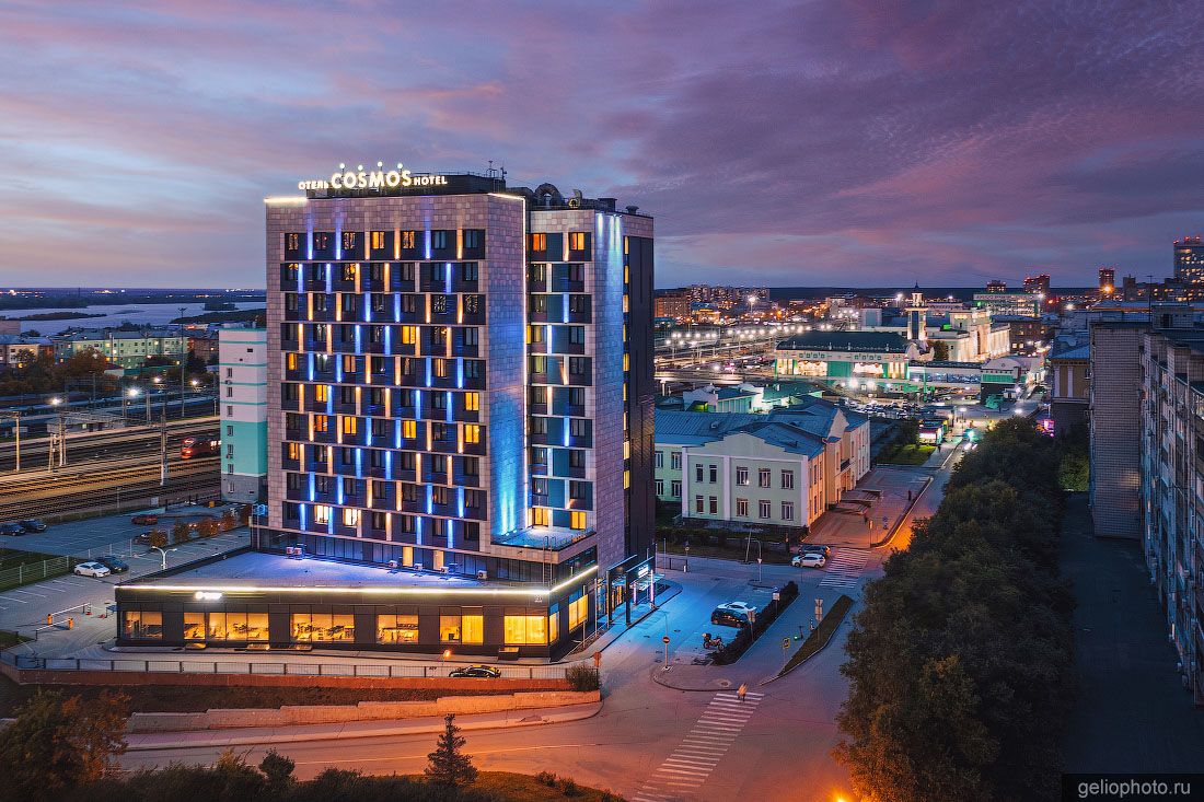 Cosmos Novosibirsk Hotel вечером фото