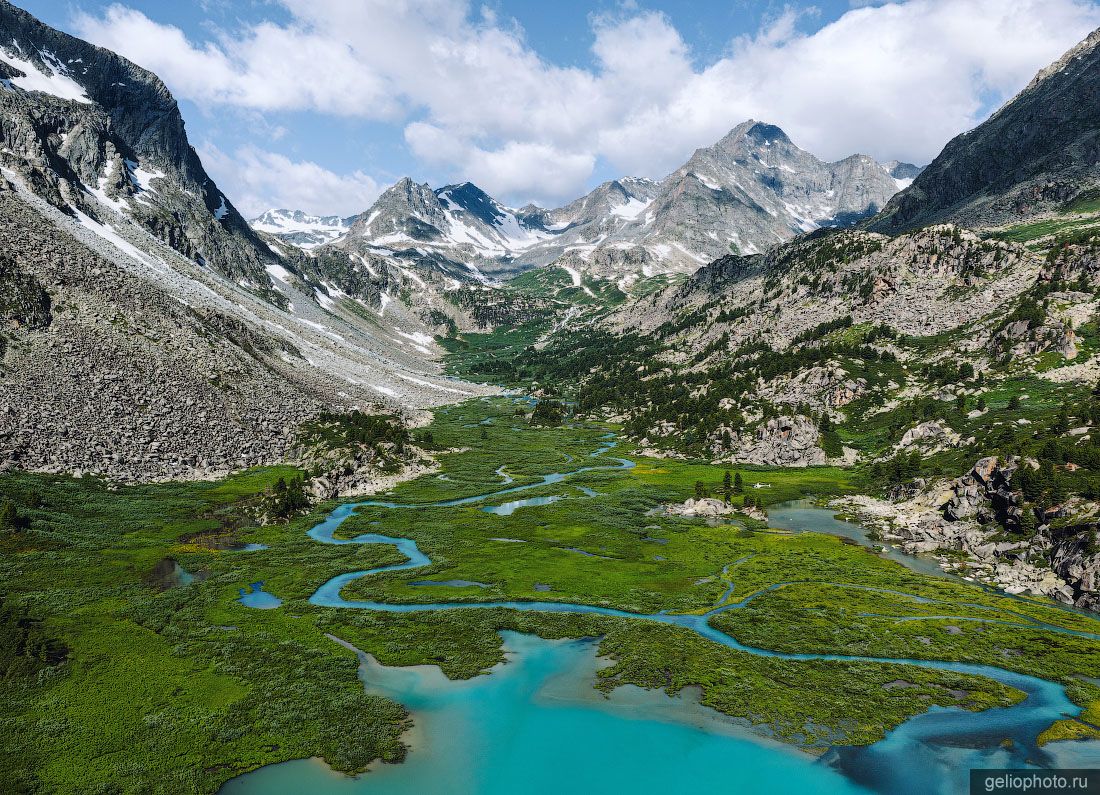 Река Акчан на озере Дарашколь с высоты фото