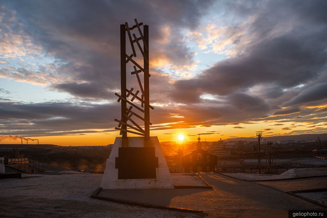 Памятник полякам на Норильской Голгофе фото