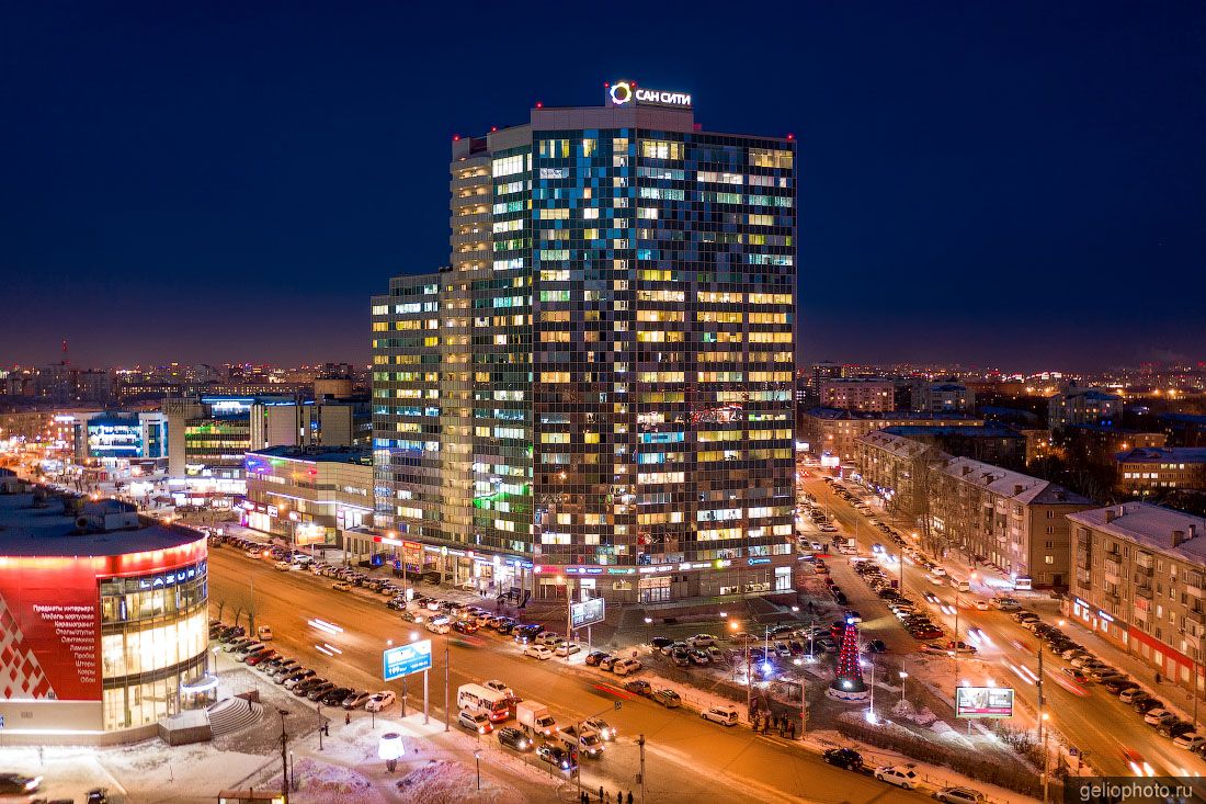 Бизнес-центр Сан-Сити в Новосибирске вечером фото
