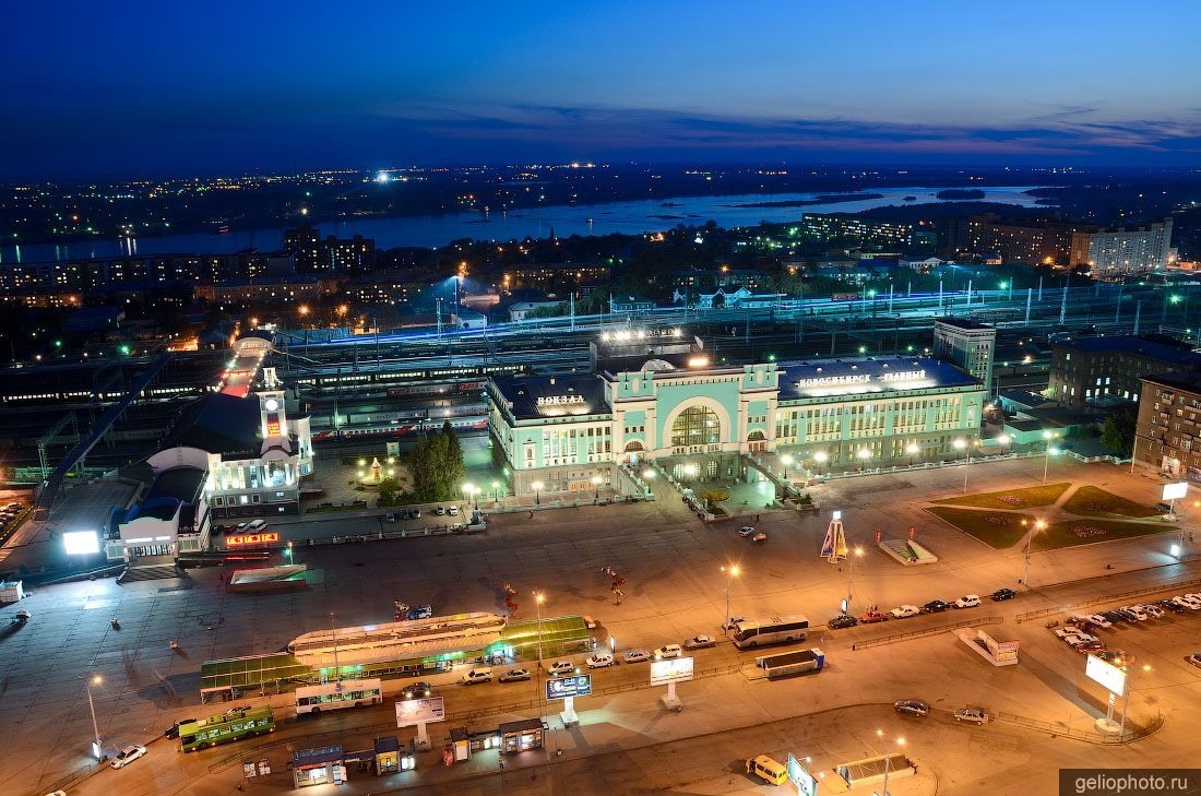 Железнодорожный вокзал Новосибирск-Главный вечером фото