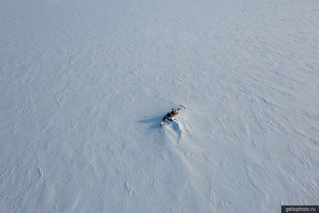 Заброшенное судно на Диксоне фото