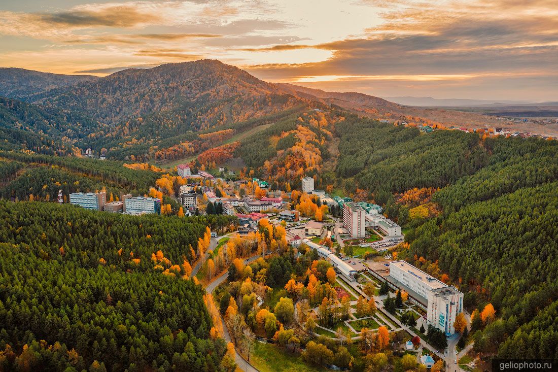 Курорт Белокуриха в Алтайском крае осенью с высоты фото