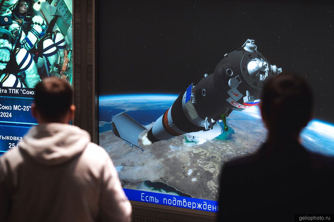 Экран с визуализацией космического корабля в ЦУП Королёва фото