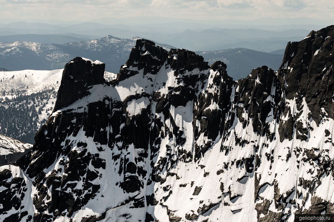 Гребень пика Звёздный в Саянах фото