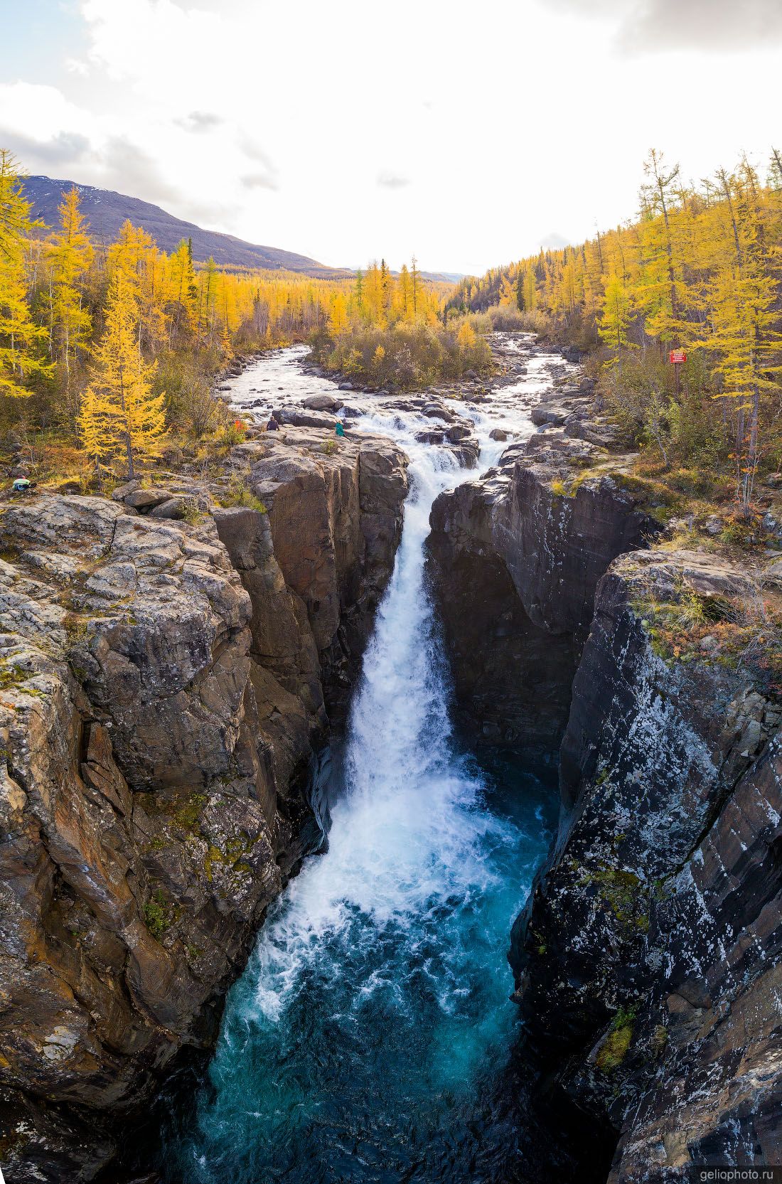 Водопад на реке Южный Нёралах на плато Путорана фото