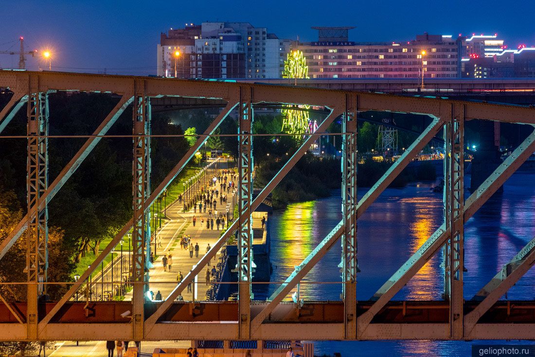 Ферма старого ЖД моста в Новосибирске фото