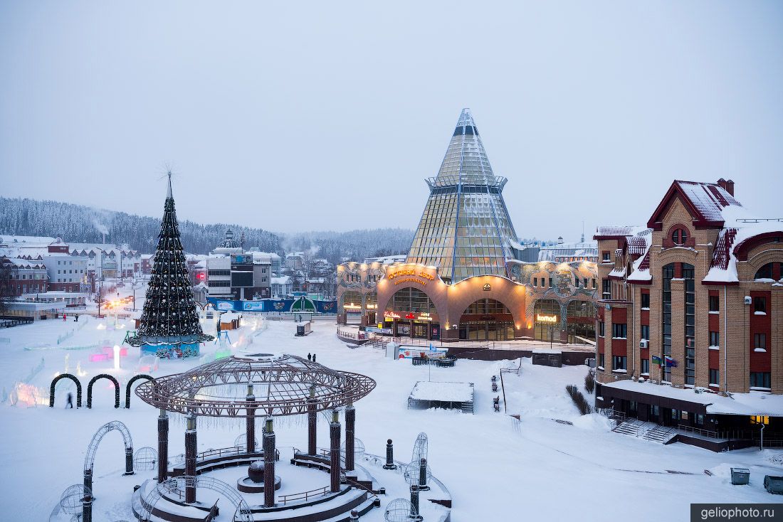 Центральная площадь Ханты-Мансийска зимой фото