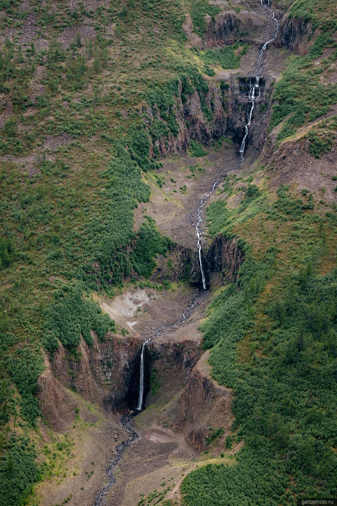 Каскадный водопад на плато Путорана с высоты фото
