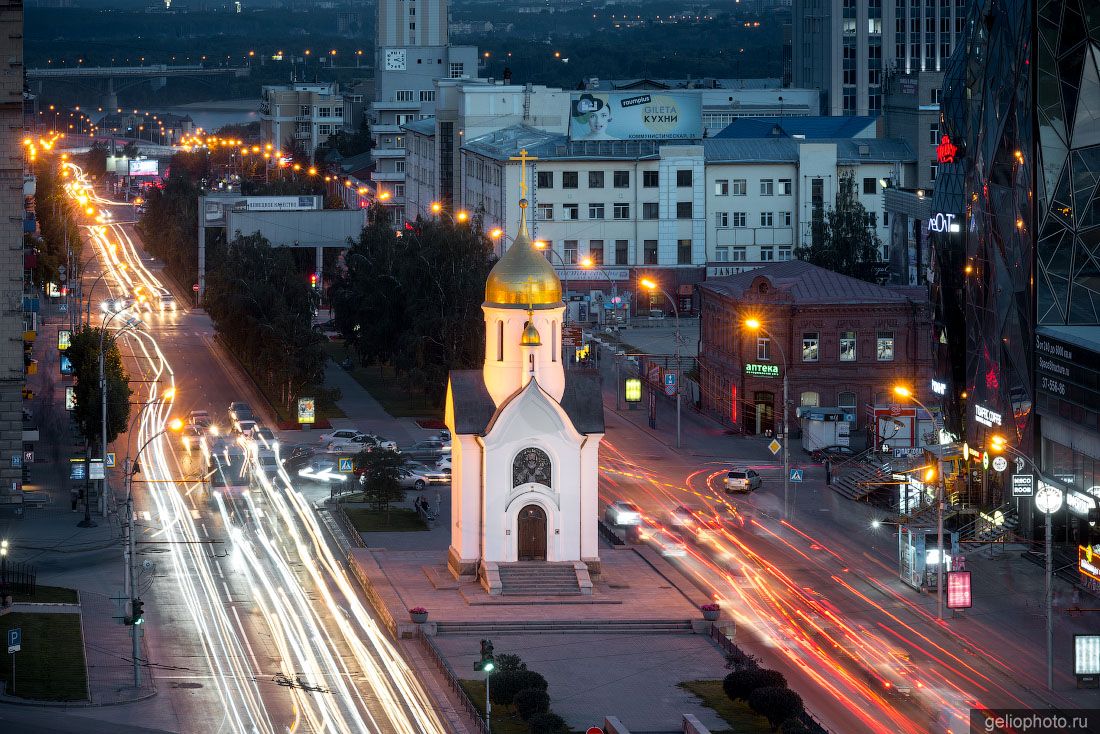 Часовня Николая Чудотворца в Новосибирске вечером фото