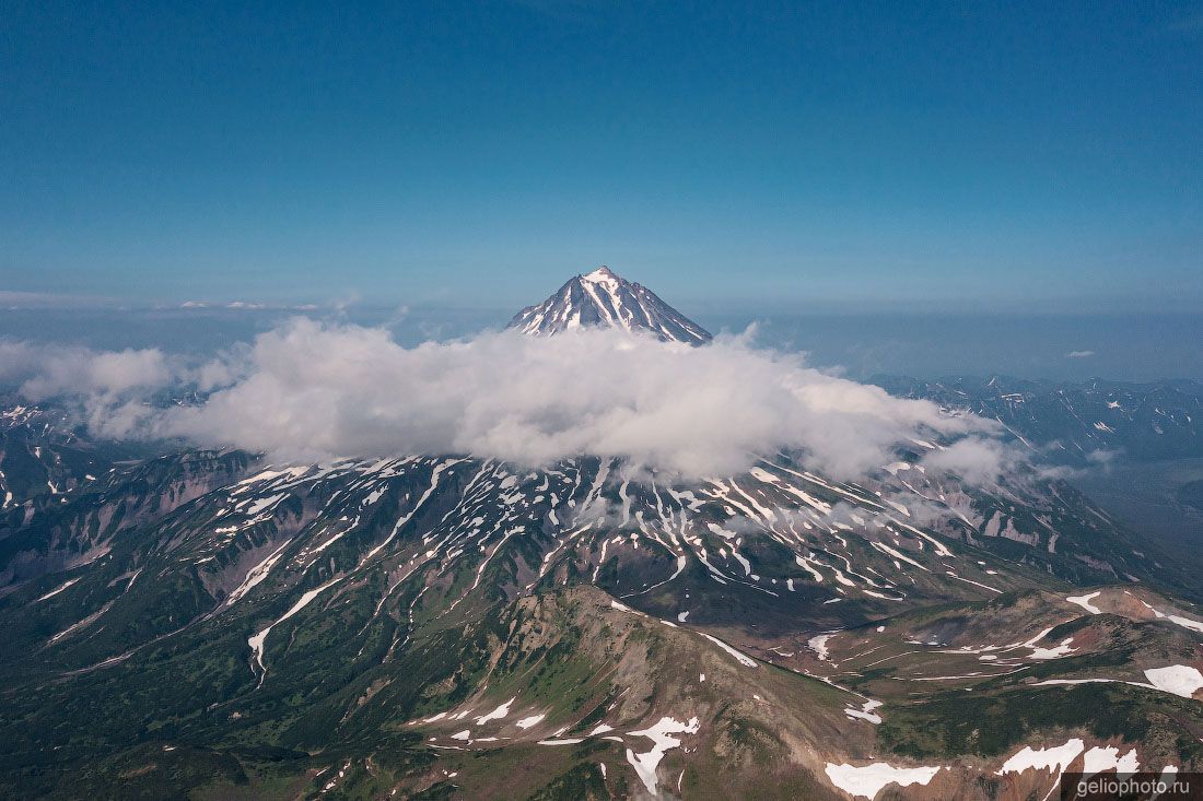 Вилючинская сопка в дымке фото