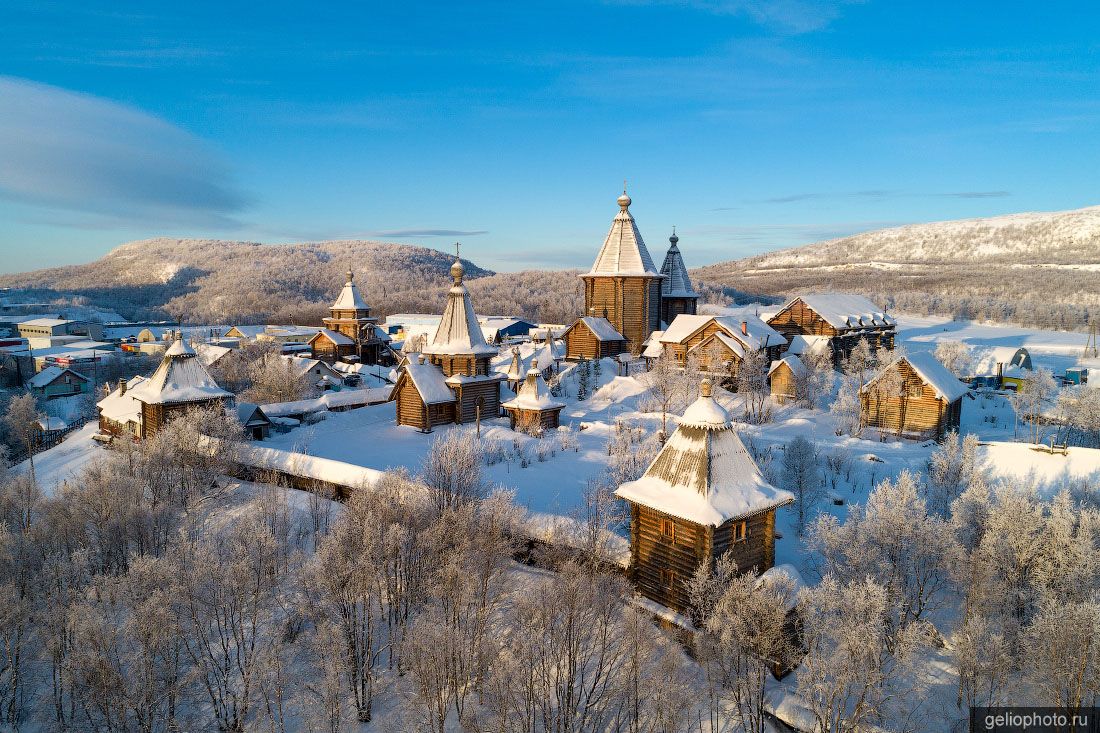 Архиерейское Свято-Феодоритовское подворье в зимнем Мурманске фото
