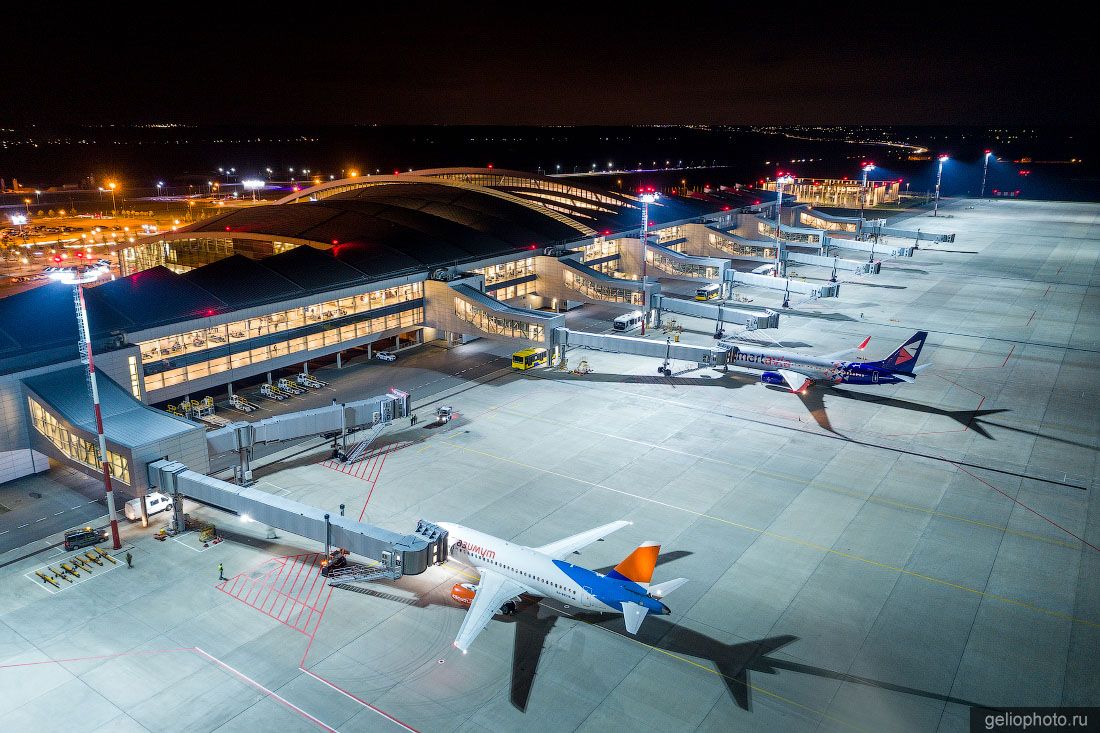 Самолёты у телетрапов аэропорта Платов в Ростове-на-Дону фото