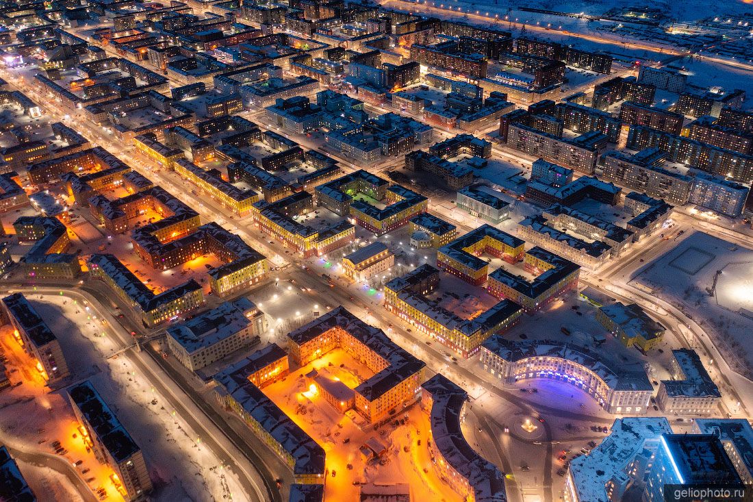 Ленинский проспект в Норильске вечером фото