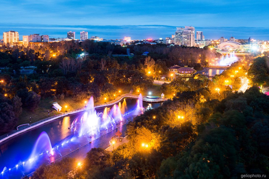 Музыкальный фонтан в Уссурийском бульваре вечером фото