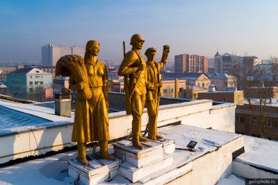 Скульптура на Доме офицеров в Чите фото