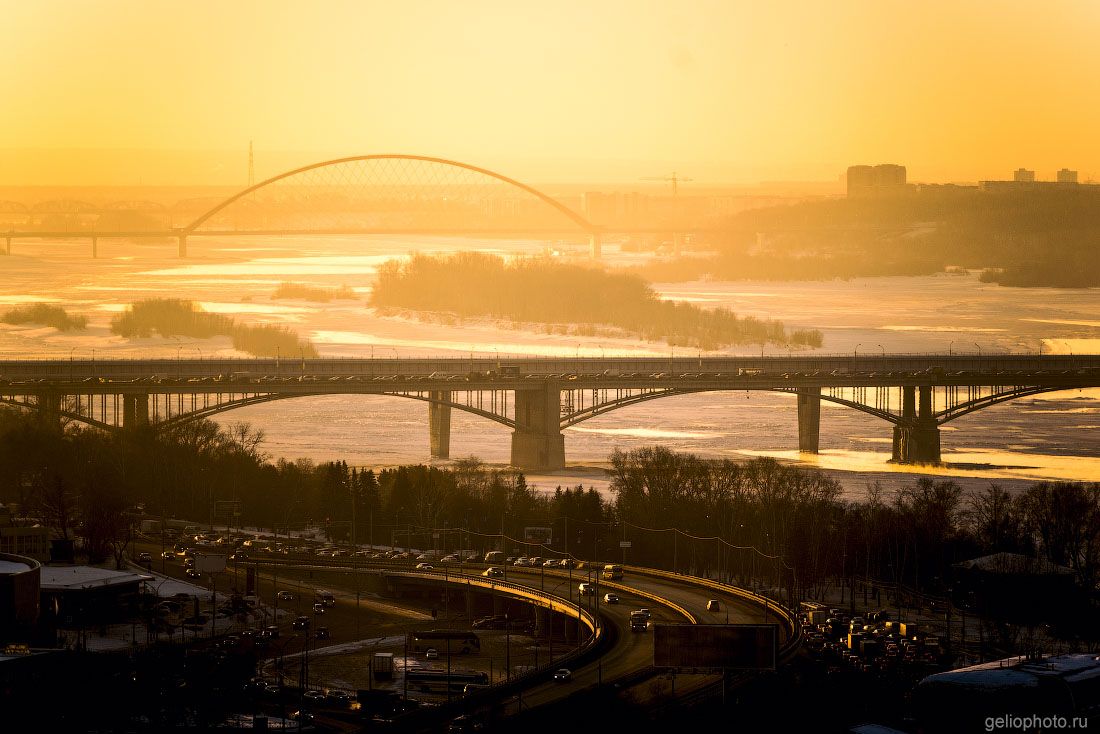 Мосты Новосибирска через Обь на закате фото