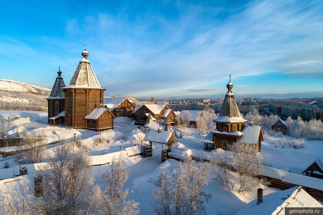 Архиерейское Свято-Феодоритовское подворье в Мурманске зимой фото