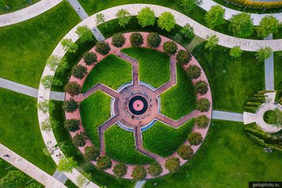 Зеркальный лабиринт в парке Галицкого с высоты фото