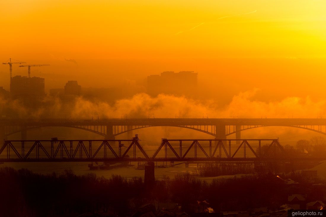 Железнодорожный мост в Новосибирске на закате фото