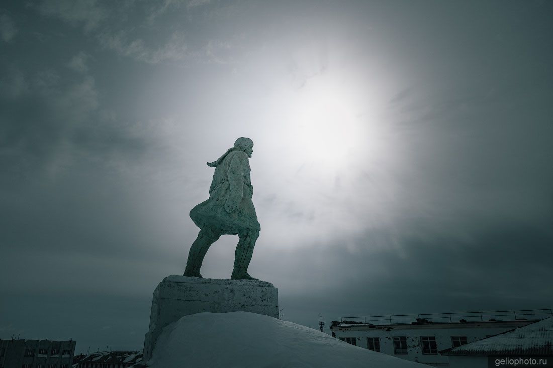 Памятник Бегичеву в Диксоне зимой фото