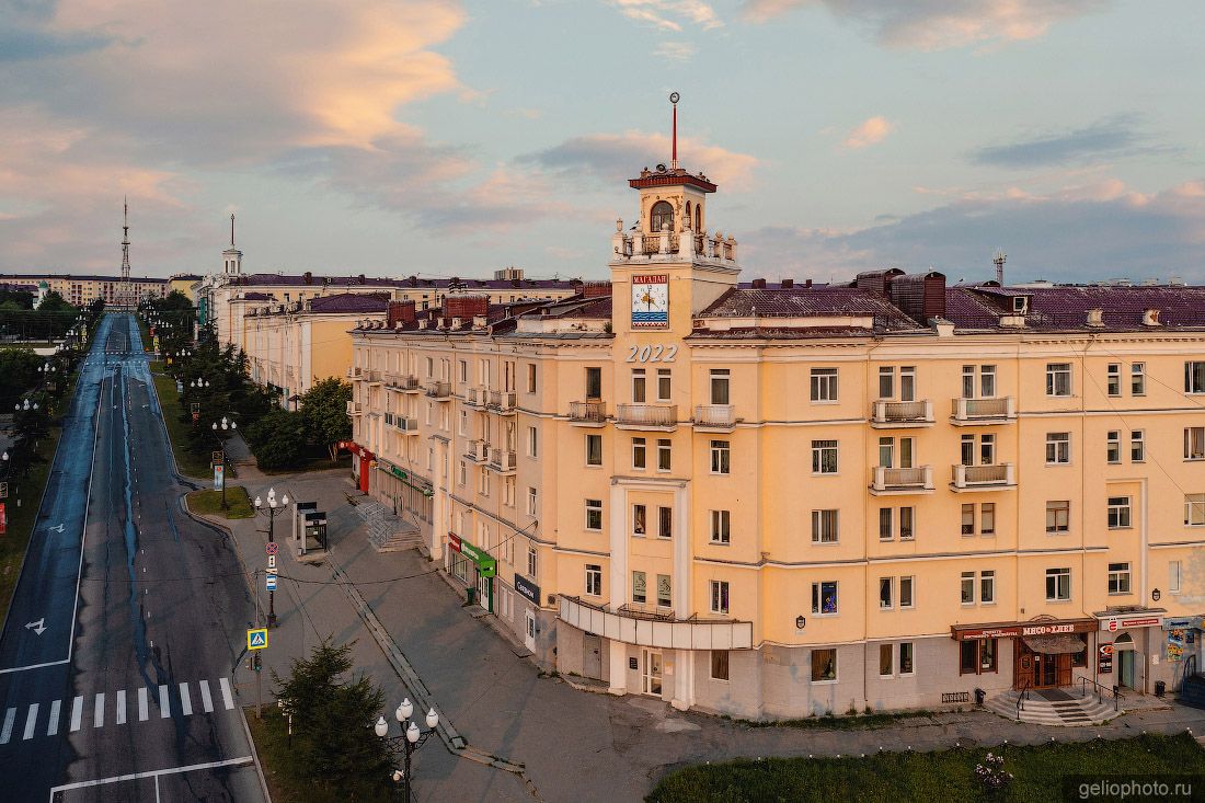 Дом с часами в Магадане фото