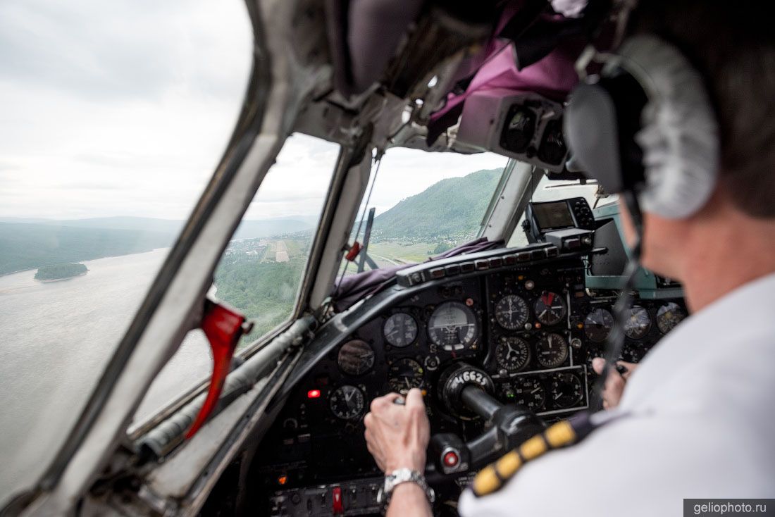 Кабина пилотов Ан-26 на посадке в Бодайбо фото