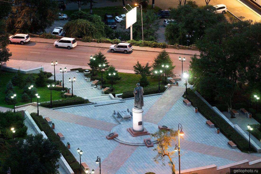 Памятник Муравьеву-Амурскому во Владивостоке фото