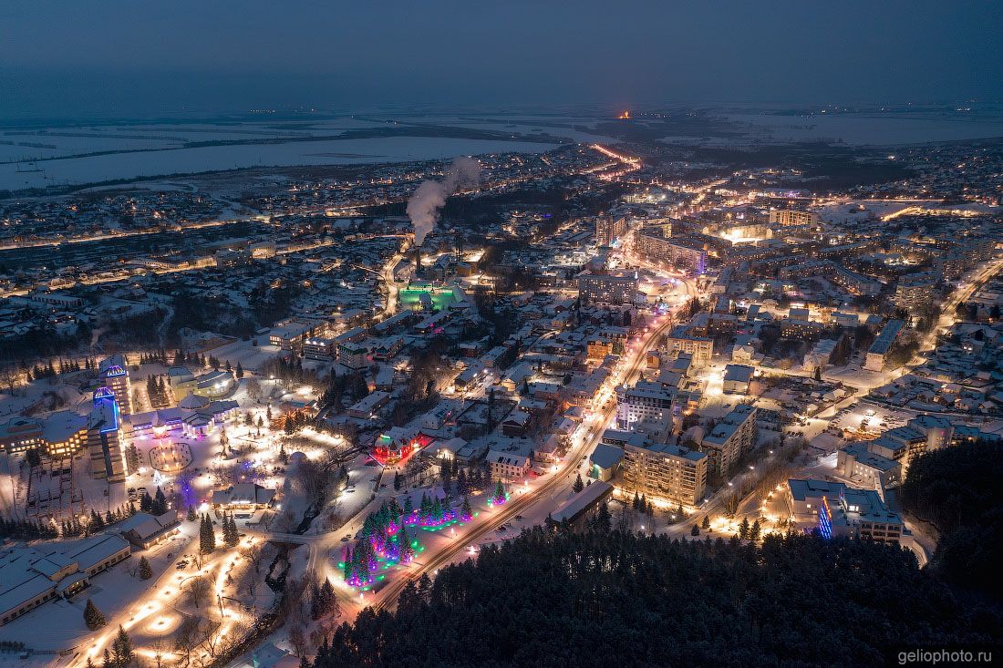 Зимний курорт Белокуриха вечером с высоты фото
