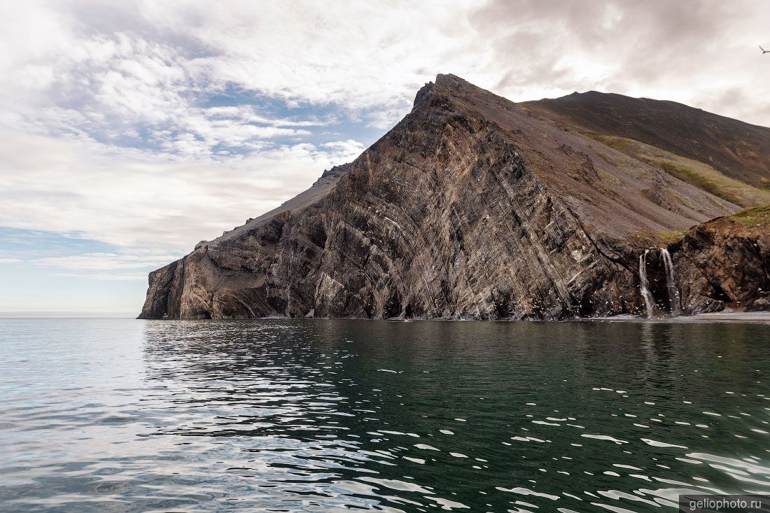 Вид на мыс Дежнёва с моря фото