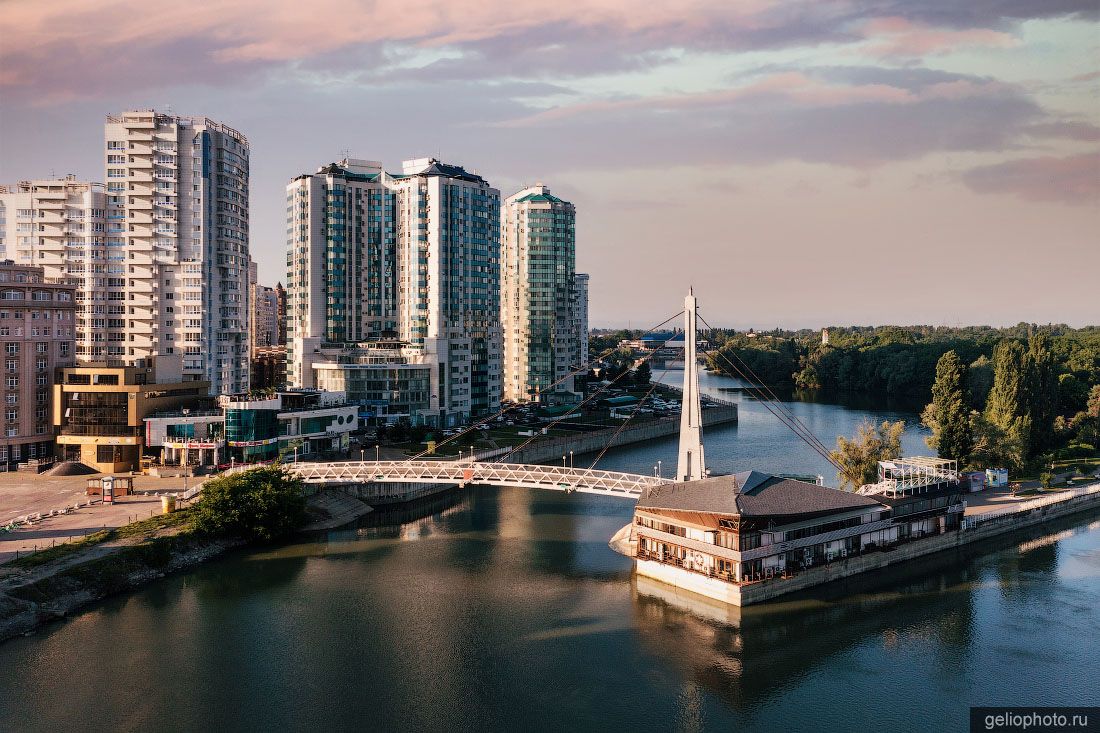 Мост поцелуев в Краснодаре фото