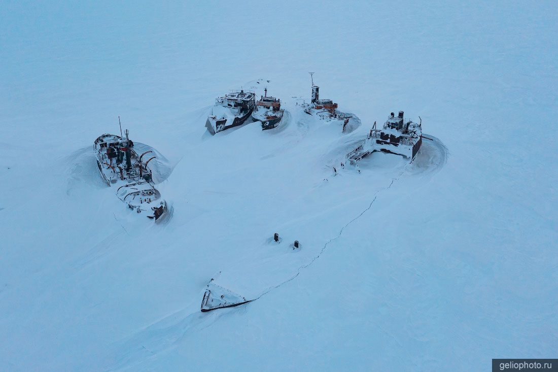 Кладбище кораблей на острове Бруснева в Тикси фото