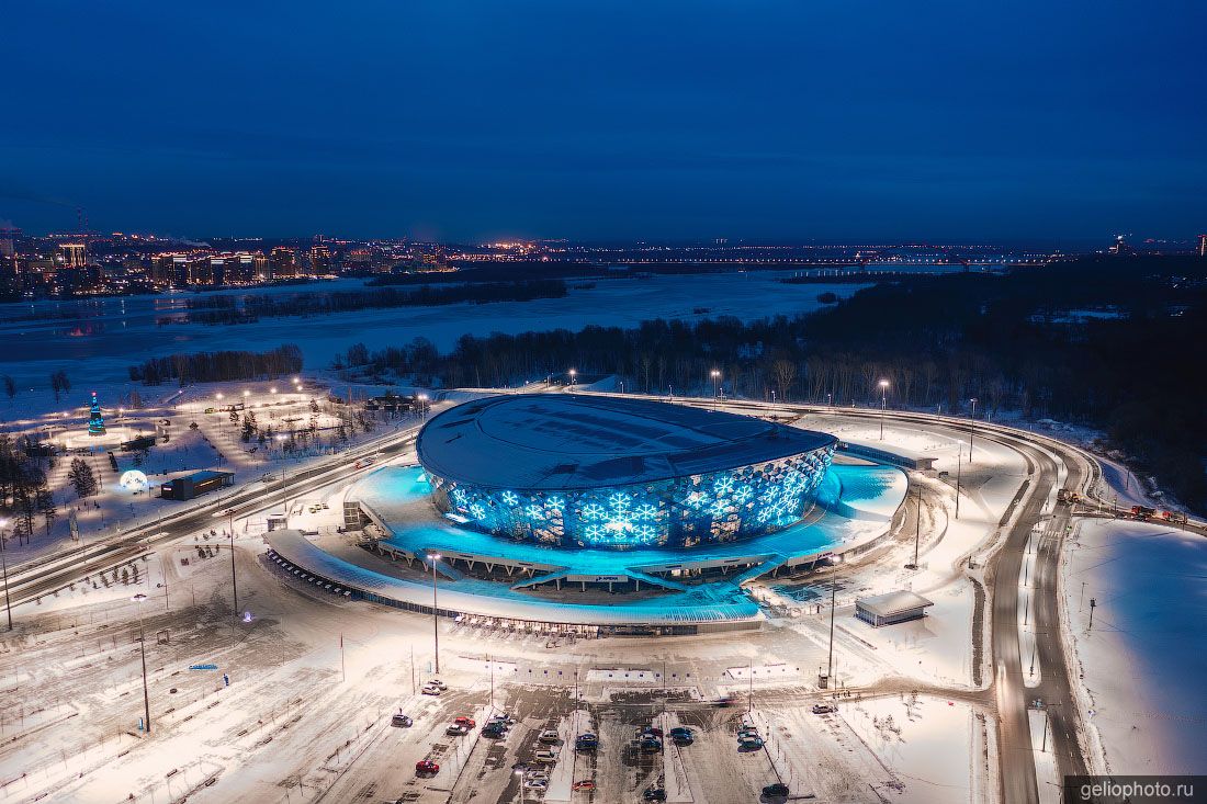 Сибирь-Арена в Новосибирске вечером фото