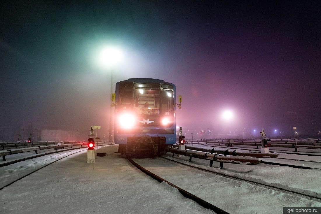 Поезд Новосибирского метро ночью фото