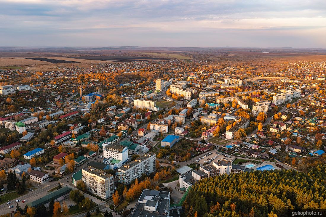 Город Белокуриха в Алтайском крае с высоты осенью фото